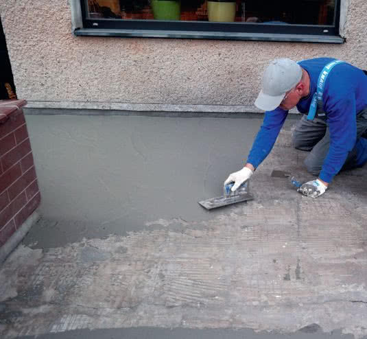 Nakładanie hydroizolacji podpłytkowej Nakładanie hydroizolacji podpłytkowej