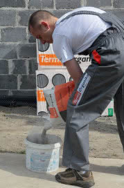 Podczas przygotowywania kleju, bardzo ważne jest przestrzeganie zaleceń producenta określających ilość dodawanej wody, dokładne wymieszanie jej z suchą mieszanką klejową oraz szybkie naniesienie na płyty izolacyjne