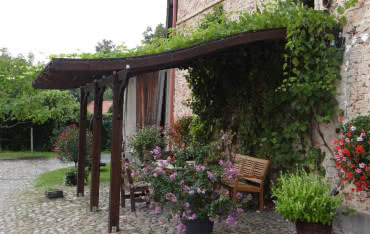 Nowoczesne zadaszenia tarasów Verona i Dalia. Konstrukcje z drewna gięto-klejonego 
