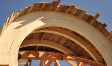 Wole oko na dachu krok po kroku. Dlaczego warto wybrać gotowe łuki gięto-klejone?