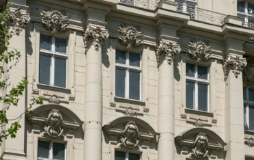 Jak zamontować ciężkie elementy na starych murach?